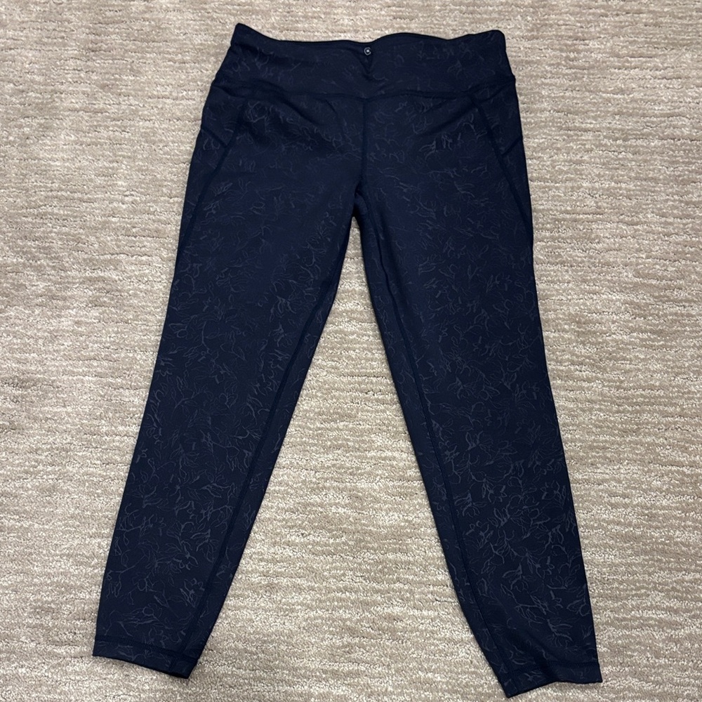 Sweaty Betty all day 7/8 legging size medium. Navy with design.